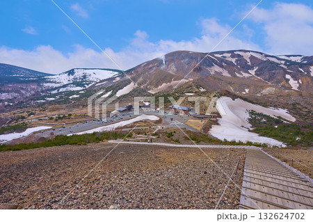 福島県福島市の吾妻小富士の階段からの北西側の眺望(浄土平,駐車場,蓬莱山,一切経山,残雪など) 福島県福島市の吾妻小富士の階段からの北西側の眺望(浄土平,駐車場,蓬莱山,一切経山,残雪など) 132624702
