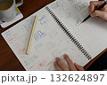 建築士が方眼ノートにプランを検討している手元の風景 132624897