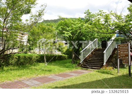 日光市川治温泉 黄金橋前の川治温泉観光道案内と新緑 日光市川治温泉 黄金橋前の川治温泉観光道案内と新緑 132625015