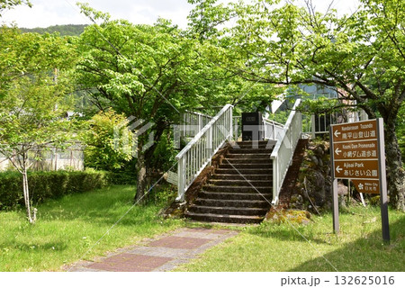 日光市川治温泉 黄金橋前の川治温泉観光道案内と新緑 日光市川治温泉 黄金橋前の川治温泉観光道案内と新緑 132625016