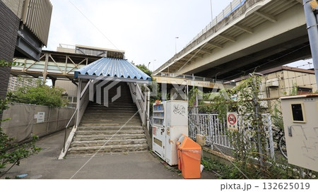 JR根岸線の磯子駅東口、駅名を記した看板などがない 132625019
