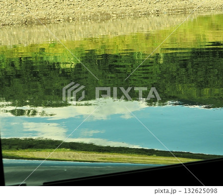 四万十川の水面に映る初秋の景色 四万十川の水面に映る初秋の景色 132625098