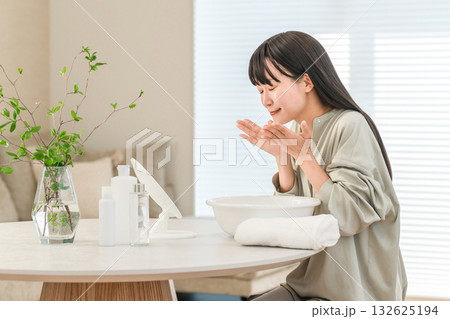 洗顔,スキンケアをする若いアジア人女性 洗顔,スキンケアをする若いアジア人女性 132625194