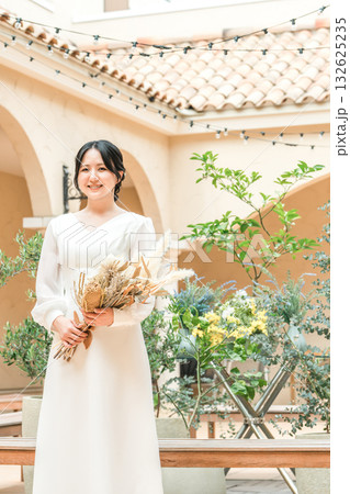 中庭,パティオにいるウェディングドレス姿の女性,新婦,花嫁 中庭,パティオにいるウェディングドレス姿の女性,新婦,花嫁 132625235