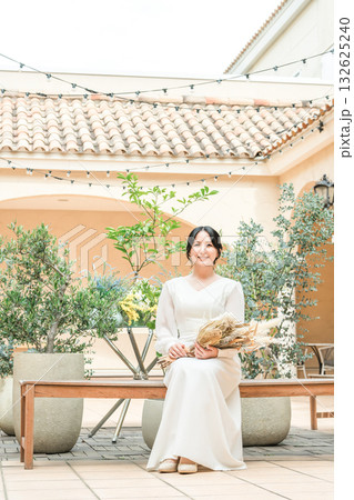 中庭,パティオにいるウェディングドレス姿の女性,新婦,花嫁 132625240