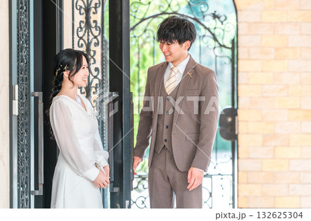 披露宴,二次会,結婚式のドレスで登場する新郎新婦,ドレスアップした夫婦,富豪,富裕層 132625304