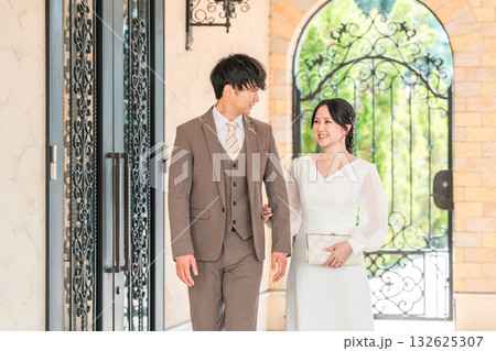 披露宴,二次会,結婚式のドレスで登場する新郎新婦,ドレスアップした夫婦,富豪,富裕層 132625307