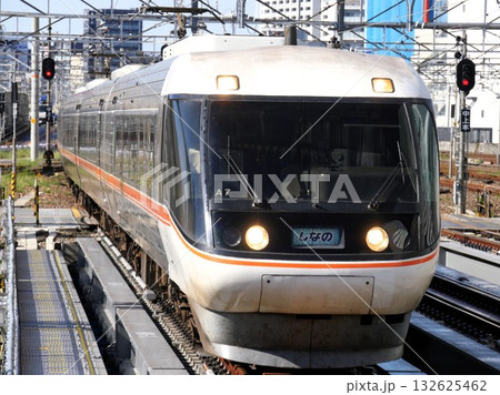名古屋駅に入線する特急しなの 132625462