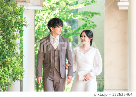 披露宴,二次会,結婚式のドレスで登場する新郎新婦,ドレスアップした夫婦,富豪,富裕層 132625464