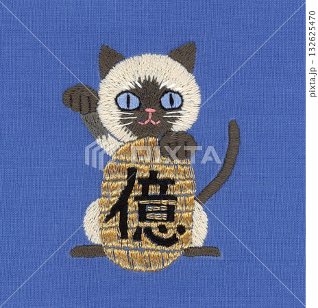 億の小判を持つシャム猫の招き猫の刺繍 132625470
