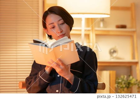 夜に読書をする女性 132625471