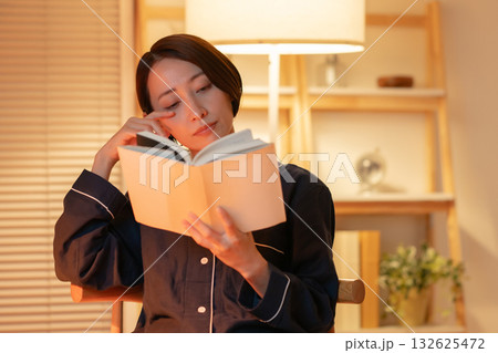 夜に読書をする女性 夜に読書をする女性 132625472