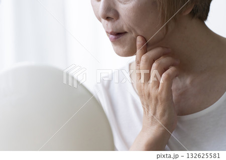 顔の老化に悩むシニア女性 顔の老化に悩むシニア女性 132625581