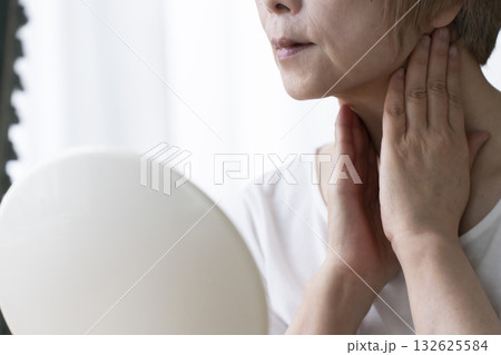 顔の老化に悩むシニア女性 132625584