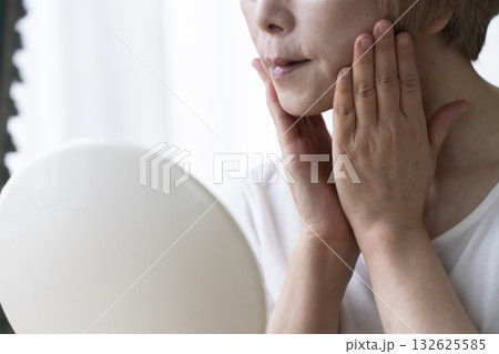 顔の老化に悩むシニア女性 132625585