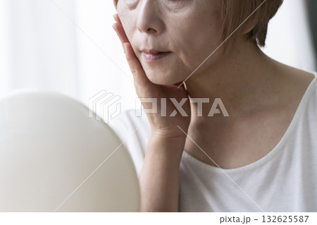 顔の老化に悩むシニア女性 132625587