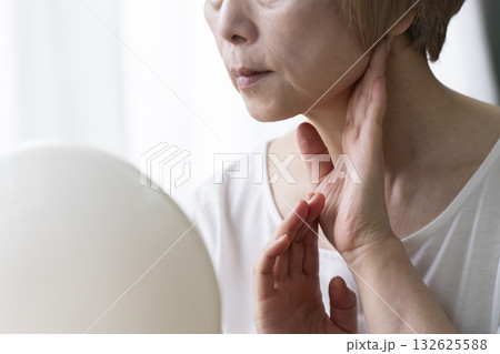 顔の老化に悩むシニア女性 132625588