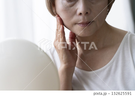 顔の老化に悩むシニア女性 132625591