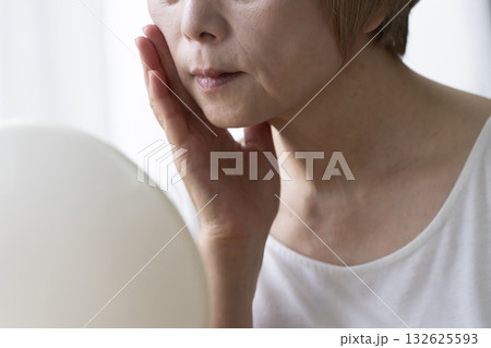 顔の老化に悩むシニア女性 132625593