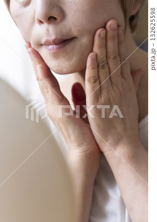 顔の老化に悩むシニア女性 132625598