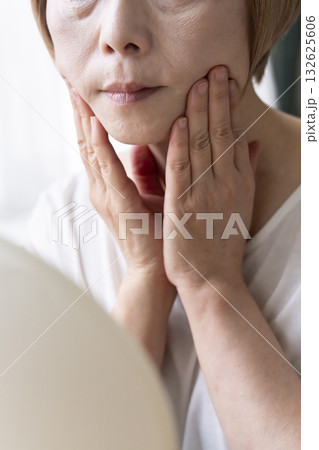 顔の老化に悩むシニア女性 132625606