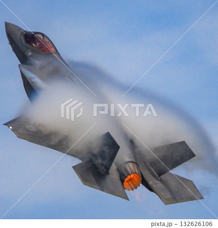 ベイパーを纏うF-35A 132626106