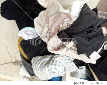 取り込んだ女性物の下着など_俯瞰 取り込んだ女性物の下着など_俯瞰 132626120