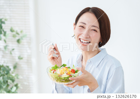 サラダを食べる女性 サラダを食べる女性 132626170