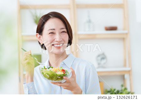 サラダを食べる女性 132626171