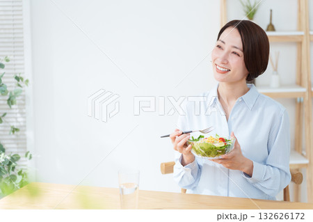 サラダを食べる女性 132626172