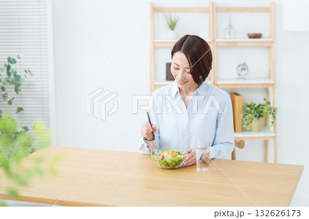 サラダを食べる女性 132626173