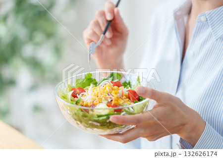 サラダを食べる女性 132626174