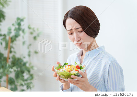 サラダが苦手な女性 サラダが苦手な女性 132626175