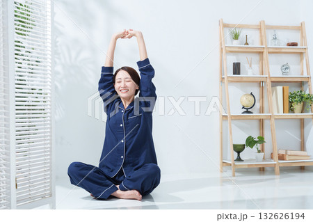 朝起床したパジャマの女性 132626194