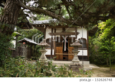 桂昌院のお庭から見る三面大黒天が祀られる御堂1 桂昌院のお庭から見る三面大黒天が祀られる御堂1 132626748