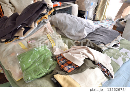 資源ごみ 断捨離 衣替え 不用品片付け 132626784