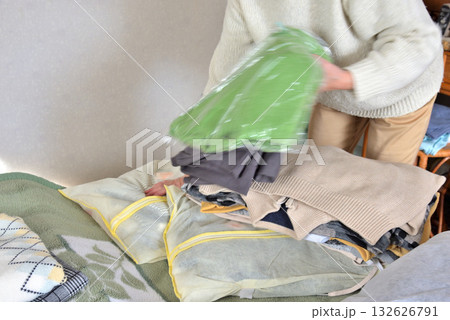 資源ごみ 断捨離 衣替え 不用品片付け 132626791