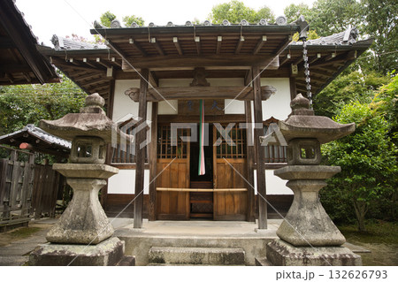 桂昌院のお庭から見る三面大黒天が祀られる御堂4 132626793