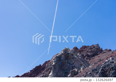 富士山と飛行機雲 132626897