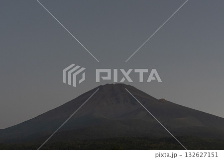 夜明けの夏の富士山 132627151
