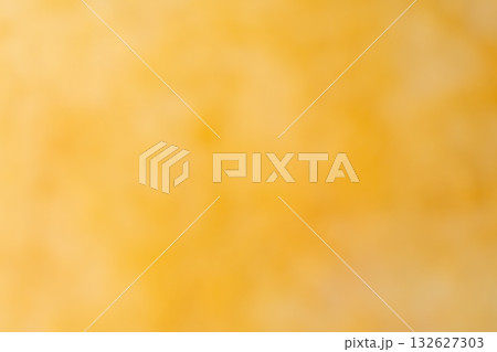 明るいオレンジイエローの柔らかなグラデーション背景 132627303
