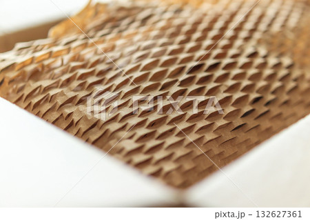 Eco friendly brown paper honeycomb wrap for product packaging parcel carton box 132627361