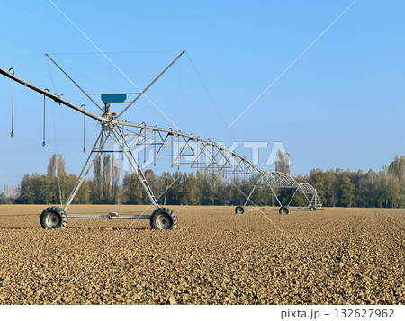 Mobile and automated irrigation equipment for crops Mobile and automated irrigation equipment for crops 132627962