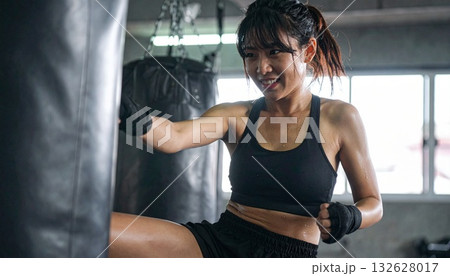 キックボクシング 笑顔でミットにパンチする日本人女性と男性トレーナー キックボクシング 笑顔でミットにパンチする日本人女性と男性トレーナー 132628017