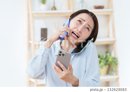 スマホを複数台持つ多忙な女性 132628083