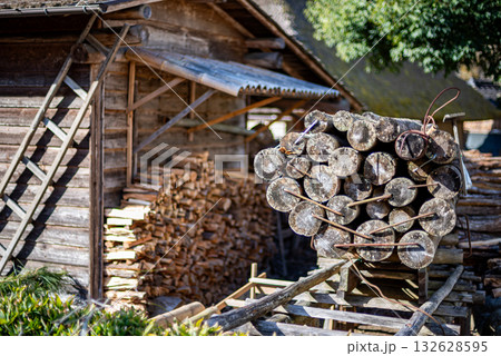 三州足助屋敷 薪小屋と丸太 132628595