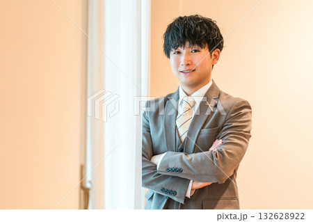結婚式場のブライズルームで支度をするスーツ,タキシード姿の新郎 132628922