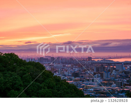 早朝、神戸市東灘区の岡本の高台より芦屋大阪方面を撮影 132628928