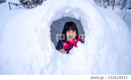 かまくらから顔を出す日本人の女の子 かまくらから顔を出す日本人の女の子 132628931