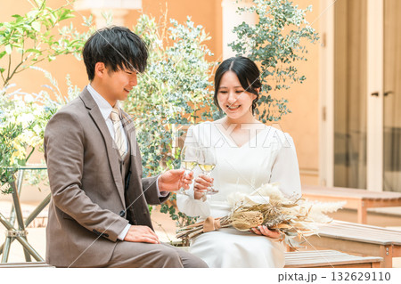 椅子に座るドレスのカップル,夫婦,新郎新婦,ドレスアップした夫婦,富豪,富裕層 椅子に座るドレスのカップル,夫婦,新郎新婦,ドレスアップした夫婦,富豪,富裕層 132629110